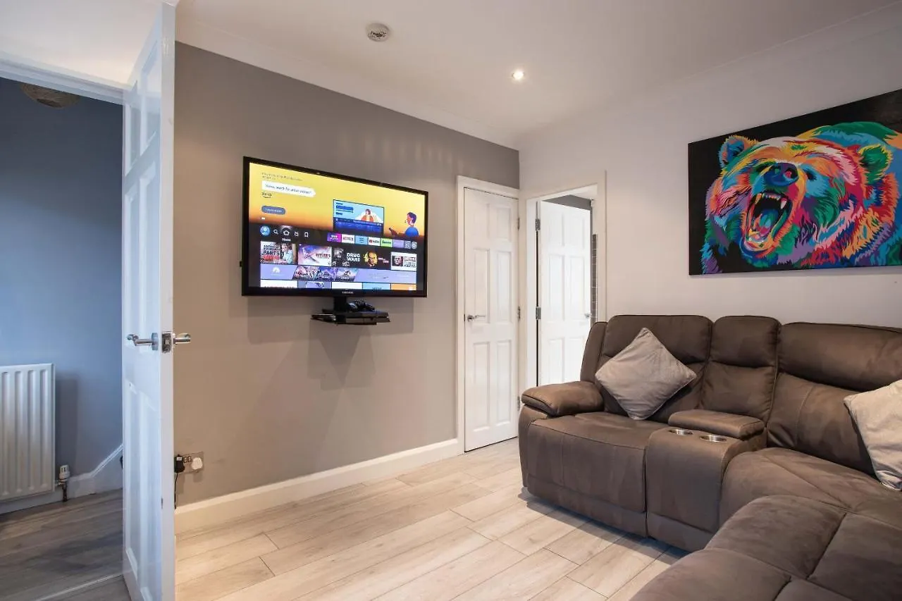 Refurbished Home, 8 Mins To Cc Belfast 0*,